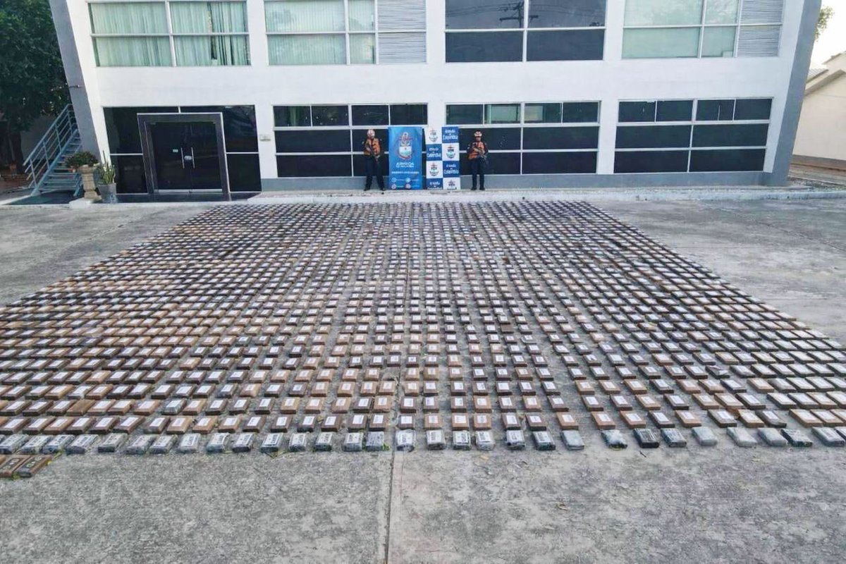 petrogustavo's tweet photo. Colombia ha incautado dos toneladas de cocaína en el Océano Pacífico. https://t.co/fOyHw3jit2