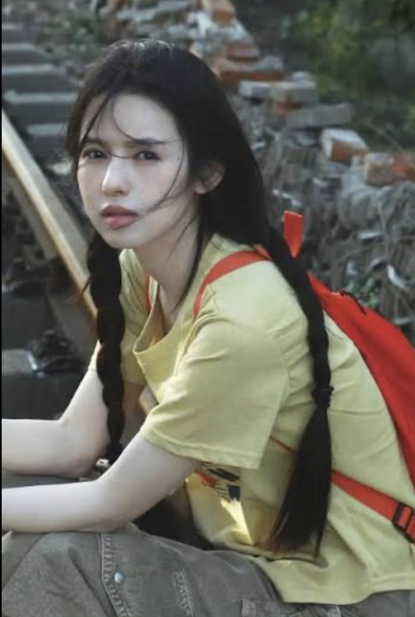 CdramaBloom's tweet image. 🍉 Modern youth romance drama #YoungBraveHearts 

Adapted from the novel of the same name by Zhu Zhi

Cast: #QuanYiLun #HeNan 

Director: Chu De Jian (Return to the Queen)

Secret crush, reconciliation after a breakup, ambiguous tension, unrequited love, student ML and FL.