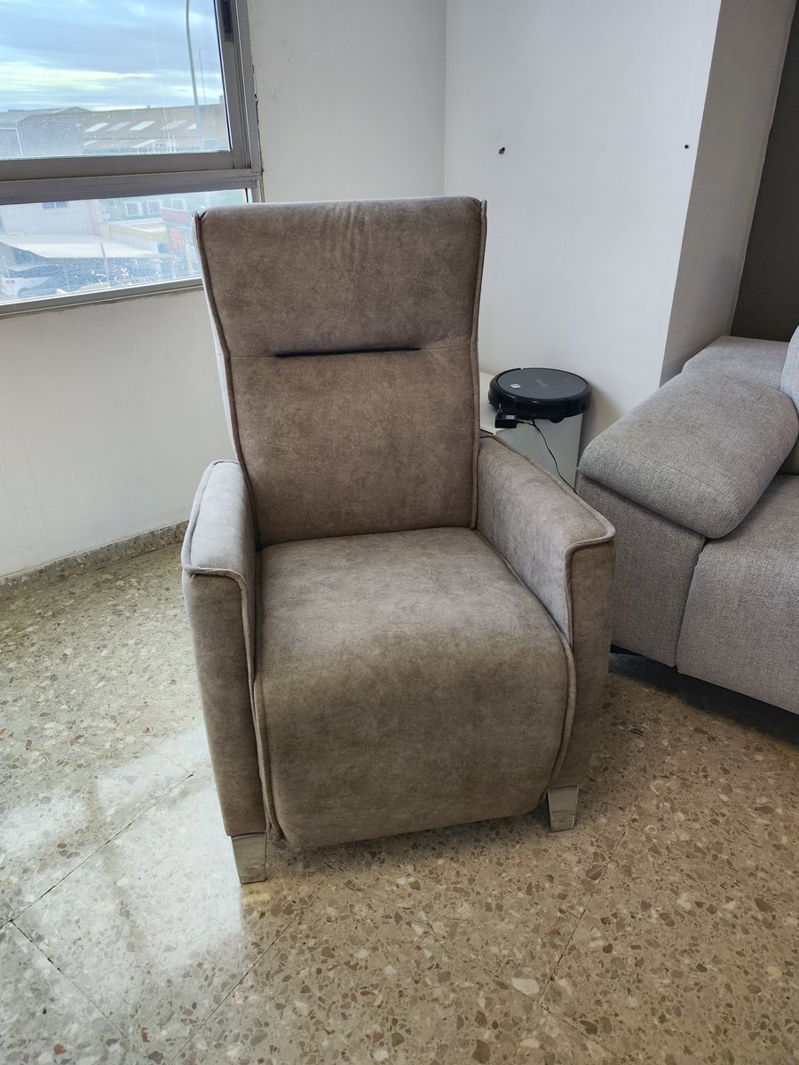 imation4430's tweet image. Buenos días #PiñaDigital. Puesta la puerta de la cocina. Lamparas compradas y ya en casa. Sofá y Sillón comprados , llegarán 27/02  Empezamos poco a poco a decorar .