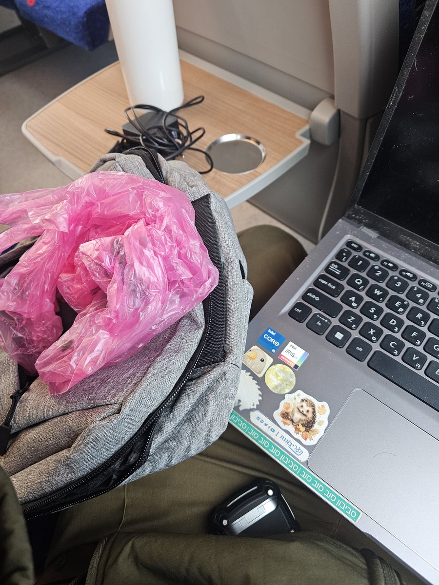 זו התזכורת שלכם לחורף לדחוף שקית ניילון לתיק של המחשב לכל גשם שעלול להרוס לכם אותו