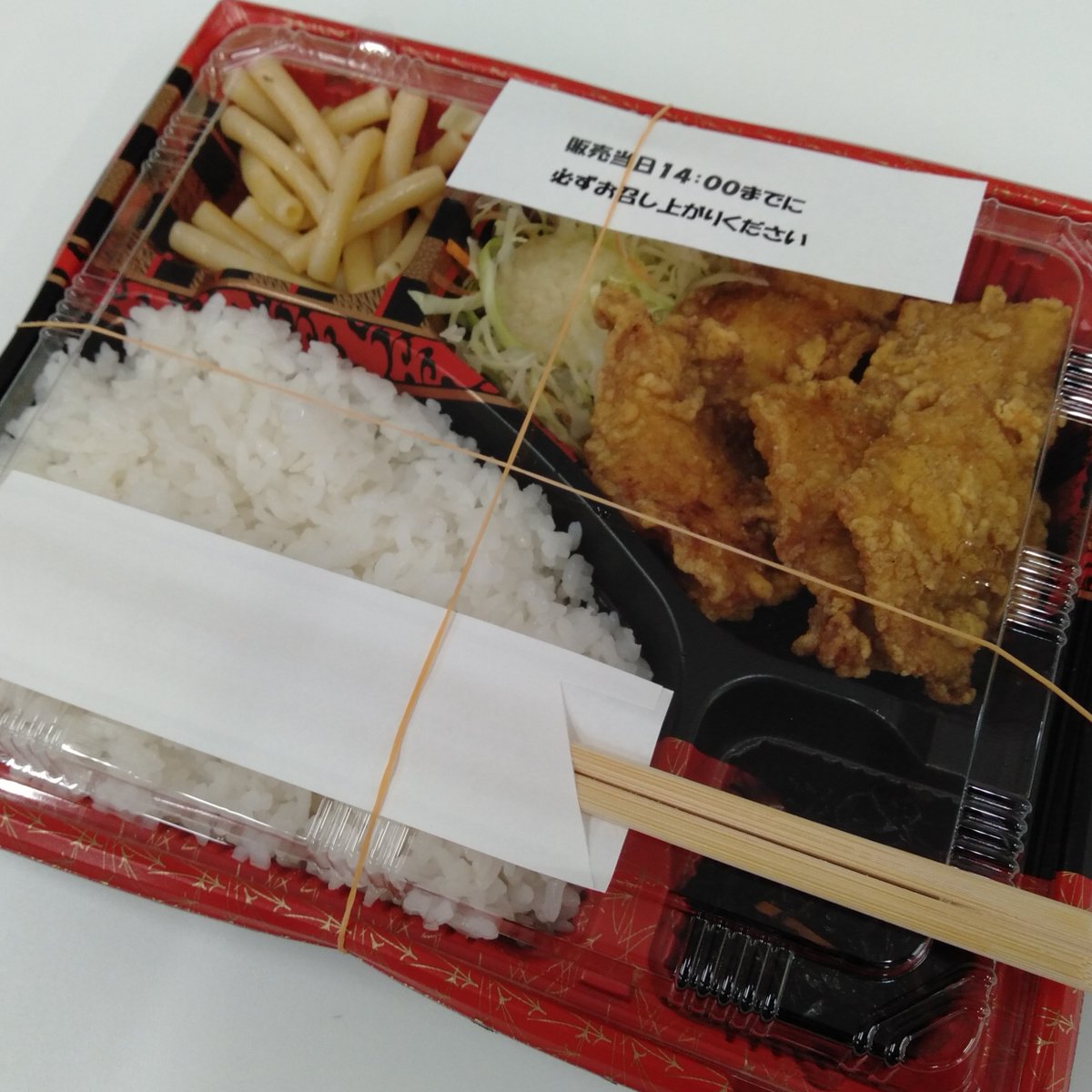 ★好適環境水「理大マツカワカレイ」の唐揚げ定食

山の上で育った高級魚、今回は揚げたて唐揚げ定食に！ Ａ１号館ラウンジ（食堂）で限定35食。身は驚くほどフワフワ、味付けはスパイシーでご飯が進む…（右の写真はテイクアウト版！）

#岡山理科大学 #好適環境水 #陸上養殖 #大学ランチ