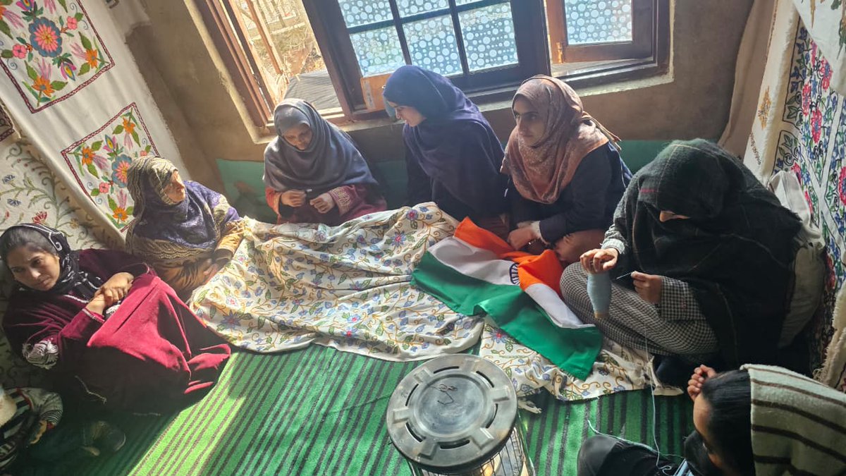 KupwaraTerriers's tweet photo. In a heartwarming display of skill and unity, the women of Kupwara came together to sew and craft the Indian flag, showcasing their dedication to the nation. 
#FlagWomenOfKupwara
#WomenEmpowerment
#CraftingPatriotism @adgpi  @kupwarasentinel https://t.co/36OtdwA3B3