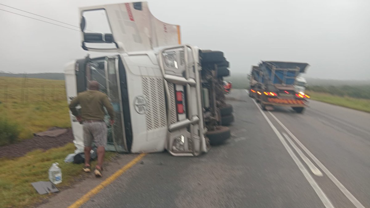 lnnocent191535's tweet photo. π¨ N10: Crash scene between Paterson and Alicedale turn-off. Road obstructed.
expect delays.
#TrafficEyeSA
#EC_TrafficAlert
#SaNationalTrafficUpdates https://t.co/268Ouy4bVA