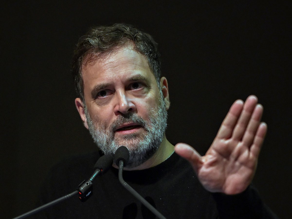 "We're all in the same boat" - <a href="/RahulGandhi/">Rahul Gandhi</a> calls for unity to tackle air pollution. Govt, take note! #AwaazBharatKi #CleanAir