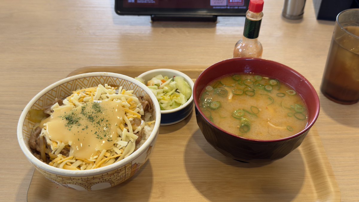 RabitoLabo's tweet photo. チー牛ってやっぱ美味いわ☝️🤓
#すき家
#チー牛 
#三種のチーズ牛丼 https://t.co/vK54Xzq0TT