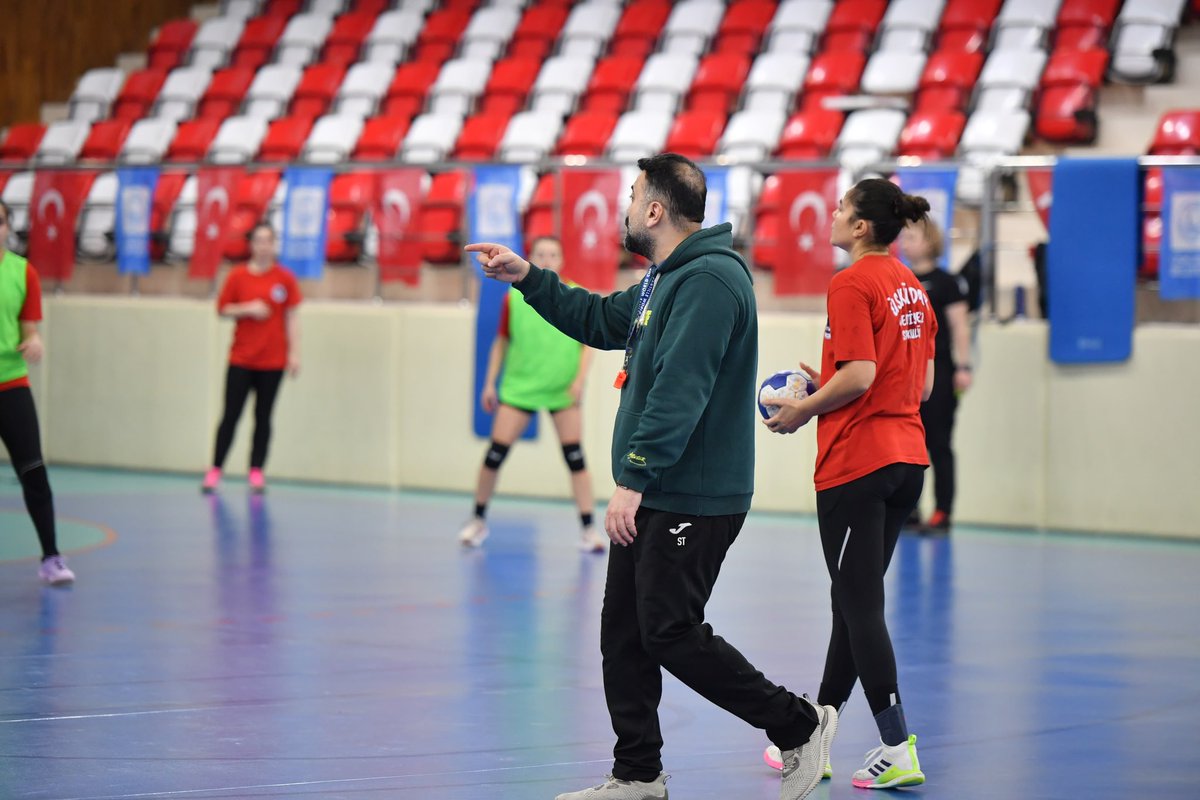 uskudarbldsporr's tweet photo. Her pas, her adım, her ter damlası…
Dün akşamki antrenmandan kareler 📸
30 Ocak Cuma günü Yenimahalle Bld. ile Ankara’da oynayacağımız maçımıza hazırlanıyoruz. @sdedetas @AmineCansuKaba https://t.co/8zDahzASzK