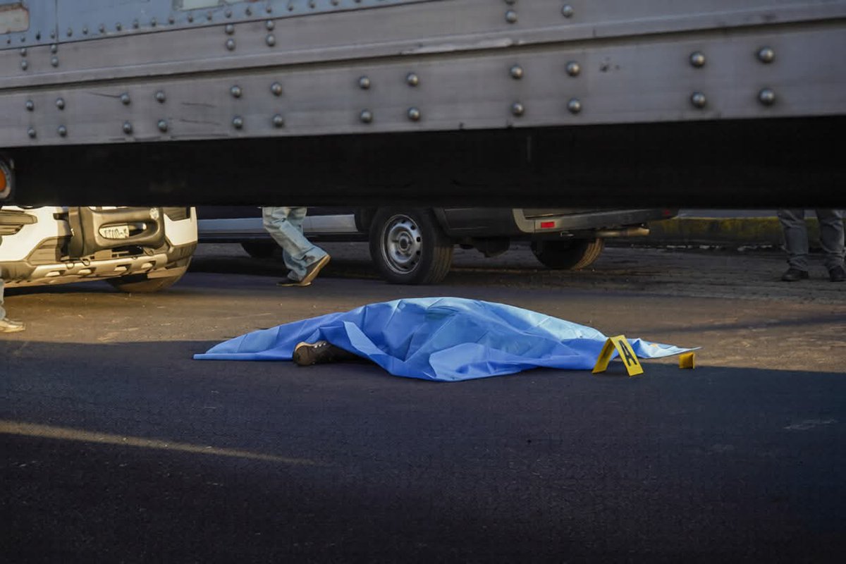 RaulGtzNR's tweet photo. Murió como vivió: ayudando

“El Colas”, conocido por ganarse la vida ayudando a cruzar la calle en Calzada Ignacio Zaragoza, murió esta mañana al salvar a una joven de ser atropellada por dos camiones que se disputaban el paso. Nadie supo si la empujó o la jaló, pero todos coinciden: la salvó. Él no tuvo la misma suerte. Vivía solo, sin nombre conocido, pero con el respeto de quienes lo veían diario hacer lo que mejor sabía: ayudar.