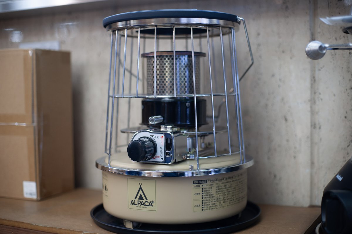 秀岳荘さんに聞いた冬キャンプのおすすめアイテム⛺📷第一弾は、デザイン性でも人気の アルパカプラスの石油ストーブ。
 コンパクトでもしっかり暖かい📷
冬キャンプの暖房を探している方は、 秀岳荘白石店さんでぜひ実物をチェック！