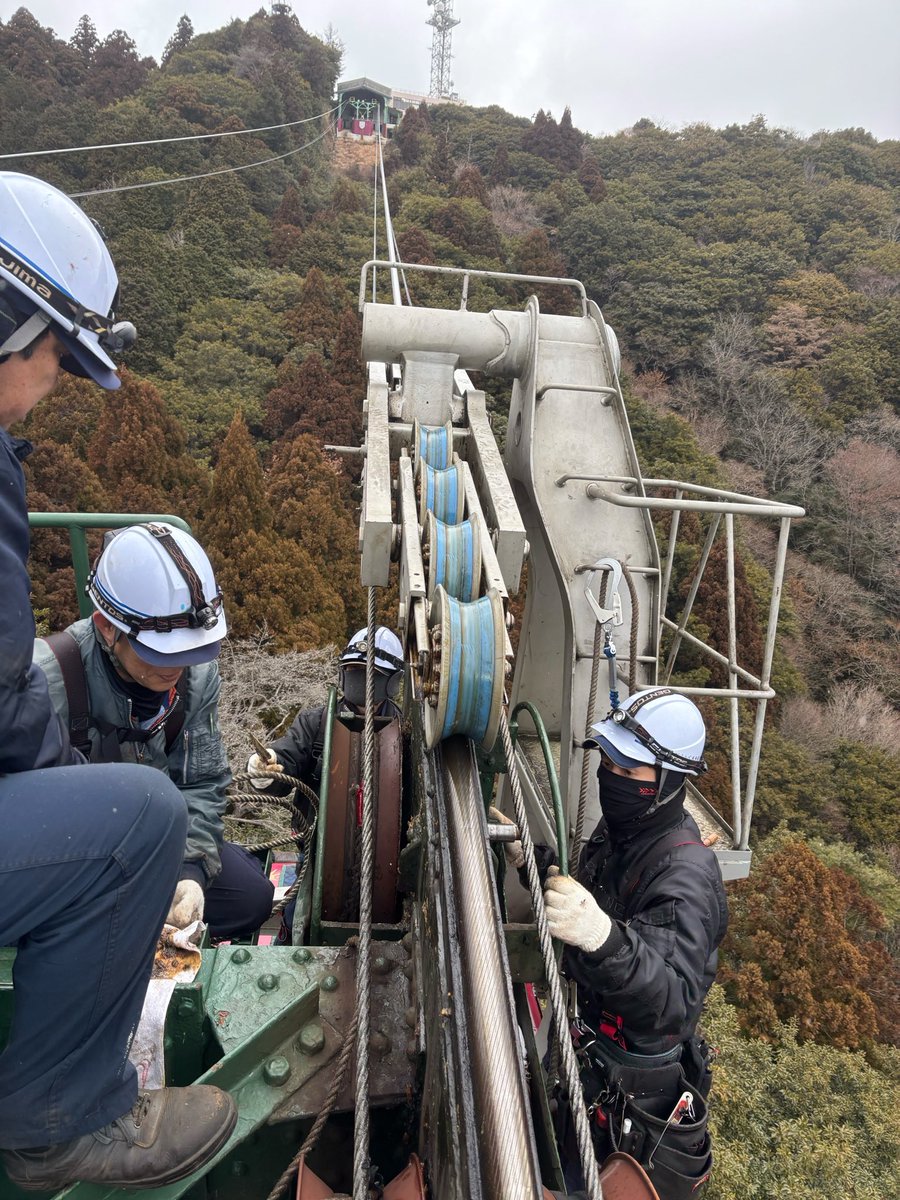 MayaViewline's tweet photo. 年次点検中の摩耶ロープウェーです。
小雪舞う中、ローラーの交換作業です⛑️

3月6日まで年次検査等のため全線運休中です。
#摩耶山 #神戸 #摩耶ロープウェー #点検 https://t.co/j0J7r2ddI3