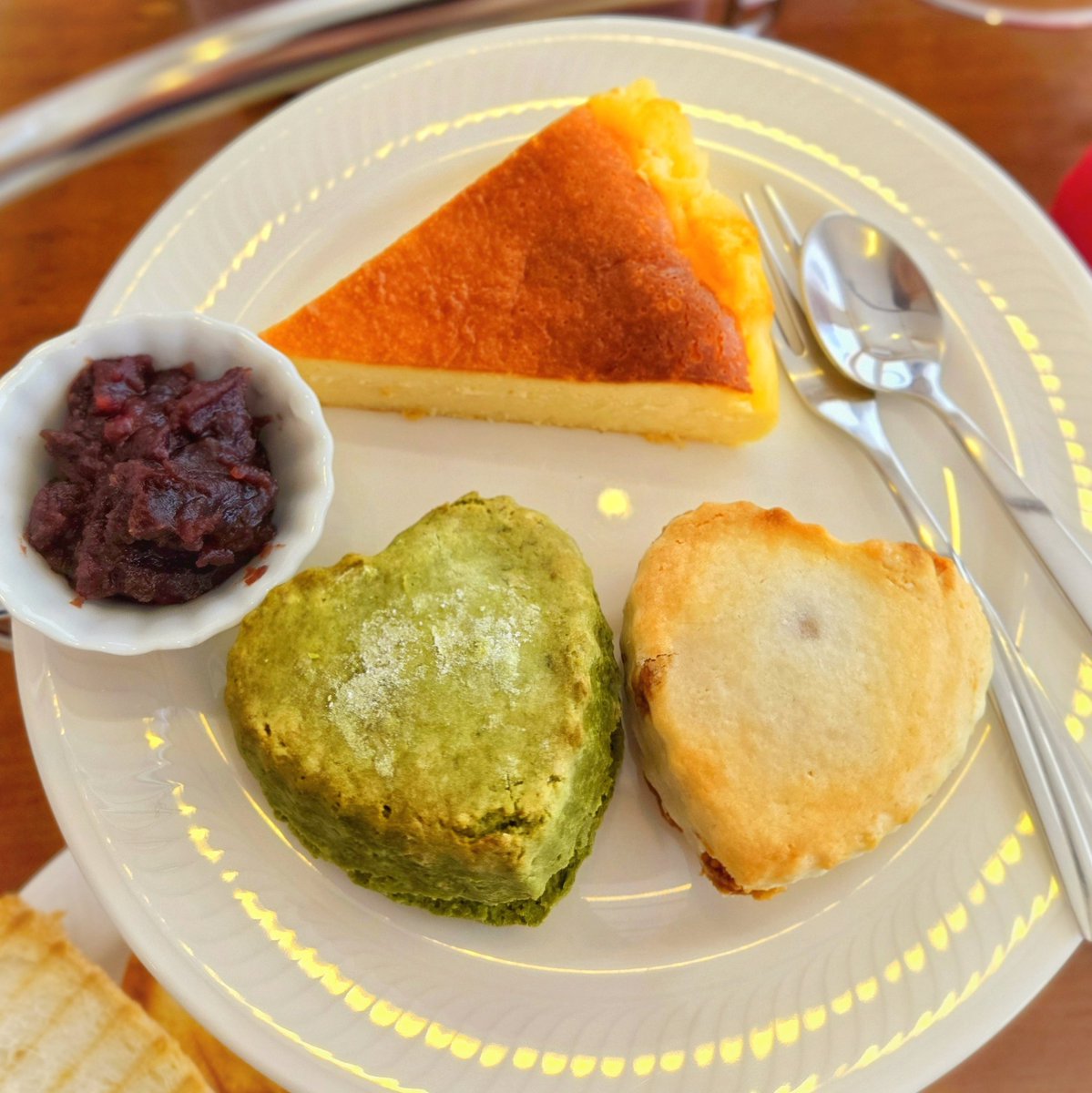 雪の日でしたがアフタヌーンティーを楽しんできました☕
窓の外は小雪がちらついてましたが、暖かい紅茶と美味しい食事、ゆっくりできる空間、どれも最高でした✨
今回はバレンタインと名のついた紅茶に☕かおりも良く、ほっとできました✨

<a href="/eastriver_tea/">紅茶専門店イーストリバー☕️</a> さん