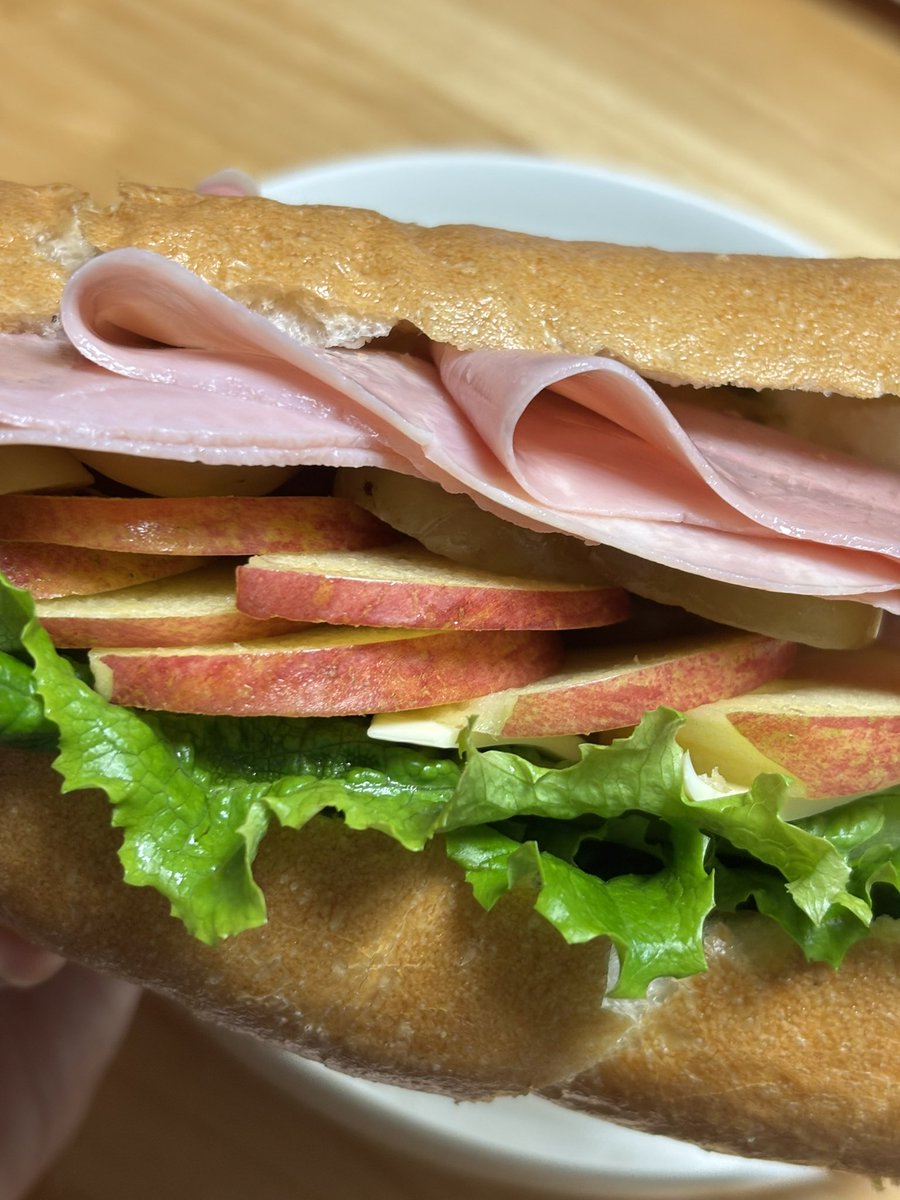 어제 겁나 맛있는 애플브리잠봉샌듸치를 먹음 그리고 입천장 다 까짐ㅠ 치즈퀸에서 산 바질페스토 듬뿍 발랏는데 맛이… 너무 아름다움.. 글고 애플브리잠봉에 샤인머스캣을 잘라서 왕창 넣어먹어보십시오… 엄청난 맛!!!!! 나랑 엄마랑 게눈감추듯 해치움