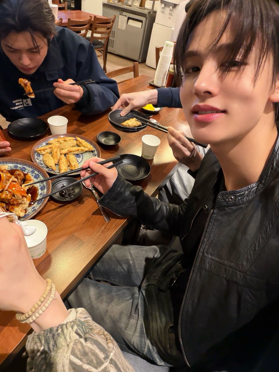 keonhoguide's tweet image. [📸] 260128 #Seonghyeon Weverse post with #KEONHO :

🌹🍜

Eat well babies 😭
#건호 #코르티스 #CORTIS