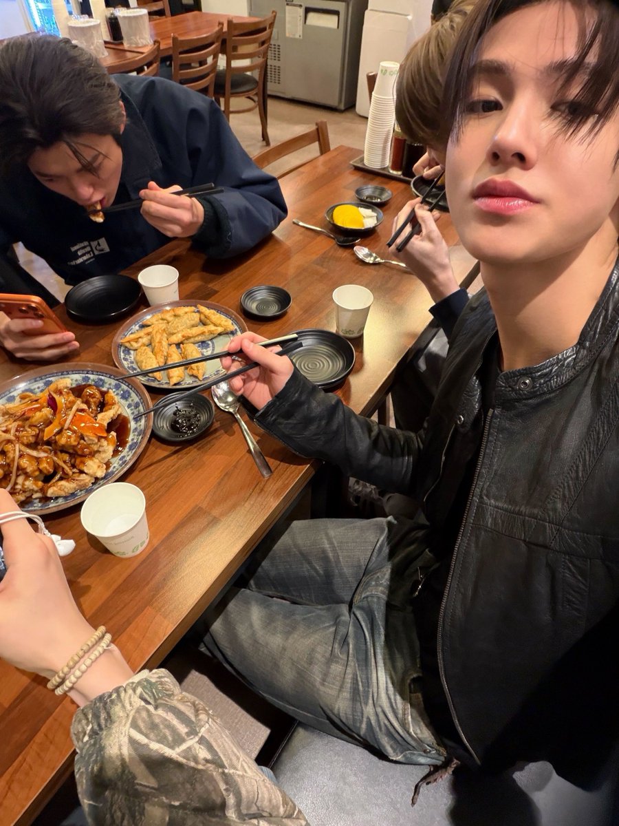 keonhoguide's tweet image. [📸] 260128 #Seonghyeon Weverse post with #KEONHO :

🌹🍜

Eat well babies 😭
#건호 #코르티스 #CORTIS