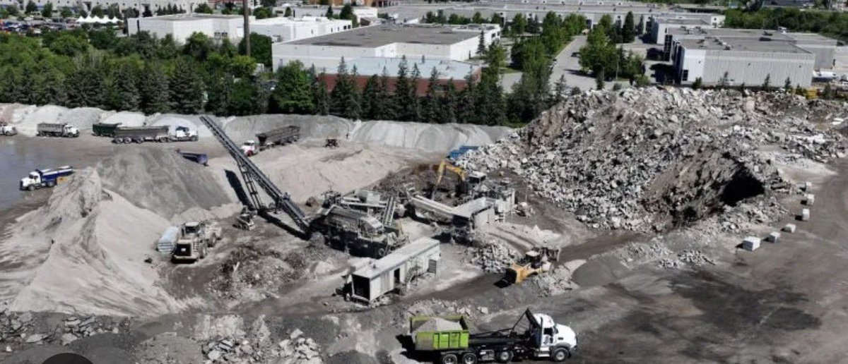 नमागेको शल्लाहः फेरी एक पटक दीनै पर्ने भयो

बालेनले २०२२ मा निर्वाचित हुँदा फोहोर व्यवस्थापनलाई पहिलो प्राथमिकता बनाएका थिए। शपथ लिएकै दिन सिसडोल गए, स्थानीयसँग छलफल गरे, फोहोर नउठे सम्म खादा-माला नलिने घोषणा गरे। उनले संघीय सरकारलाई असहयोग गरेको, फोहोरलाई राजनीतिक हतियार बनाएको