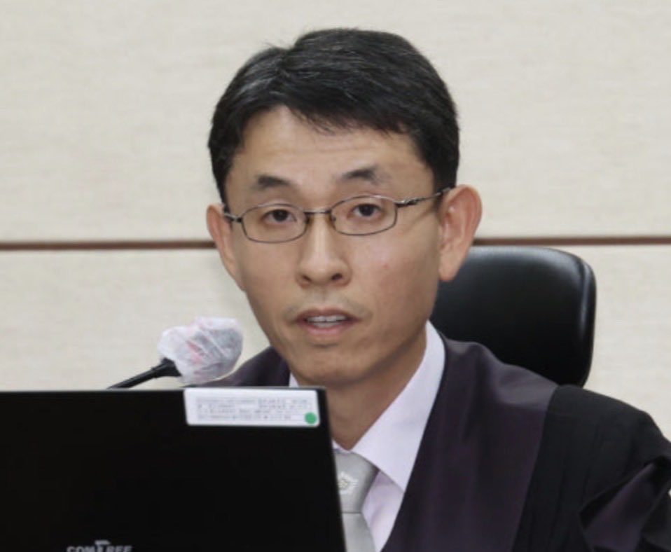 [속보] 김건희 징역 1년 8개월‥'통일교 청탁' 유죄 '도이치·명태균 게이트'는 무죄

판사 : 우인성 부장판사 
출생 : 경북 구미 

충북고, 서울대 법학과