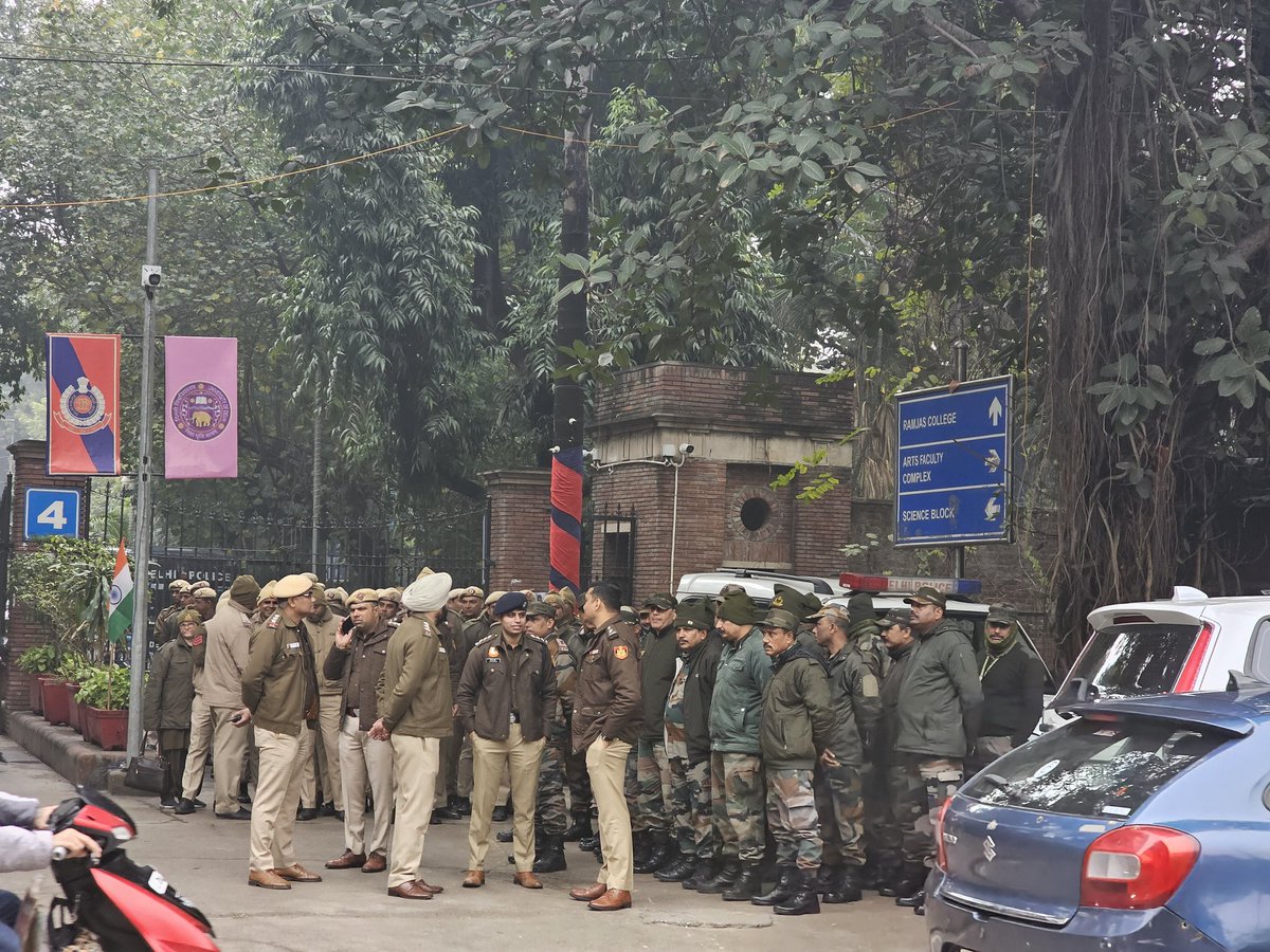 हमारे द्वारा किए जा रहे दिल्ली विश्वविद्यालय में UGC के विरुद्ध आंदोलन को रोकने के लिए गाड़ी भर भर के पुलिस की तैनाती की है 

यहां से UGC के खिलाफ बिगुल फूंका जाएगा