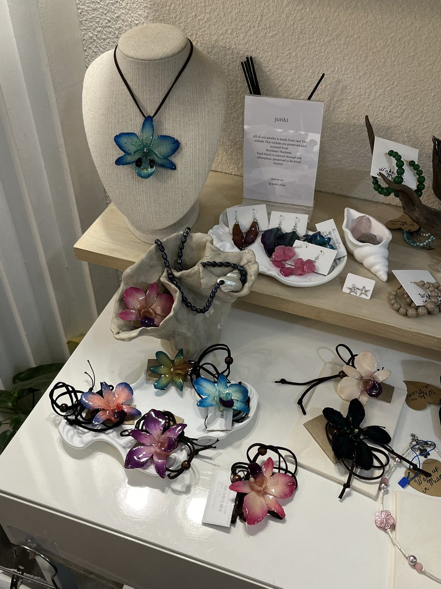 whoisthemimi's tweet image. 미미의 느좋 방콕 타래 🇹🇭🤍
쇼핑(편집샵&amp;amp;빈티지), 술집, 가볼만한 곳, 맛집 !

태국회사 인턴 중 3주간의 방콕 출장 + 여행으로 재방문한 느좋무새 여자의 추천입니다.....👯‍♀️🫰
나: everythingshouldbeaestheticaholic