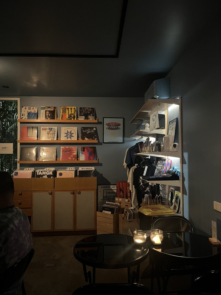 whoisthemimi's tweet image. 미미의 느좋 방콕 타래 🇹🇭🤍
쇼핑(편집샵&amp;amp;빈티지), 술집, 가볼만한 곳, 맛집 !

태국회사 인턴 중 3주간의 방콕 출장 + 여행으로 재방문한 느좋무새 여자의 추천입니다.....👯‍♀️🫰
나: everythingshouldbeaestheticaholic