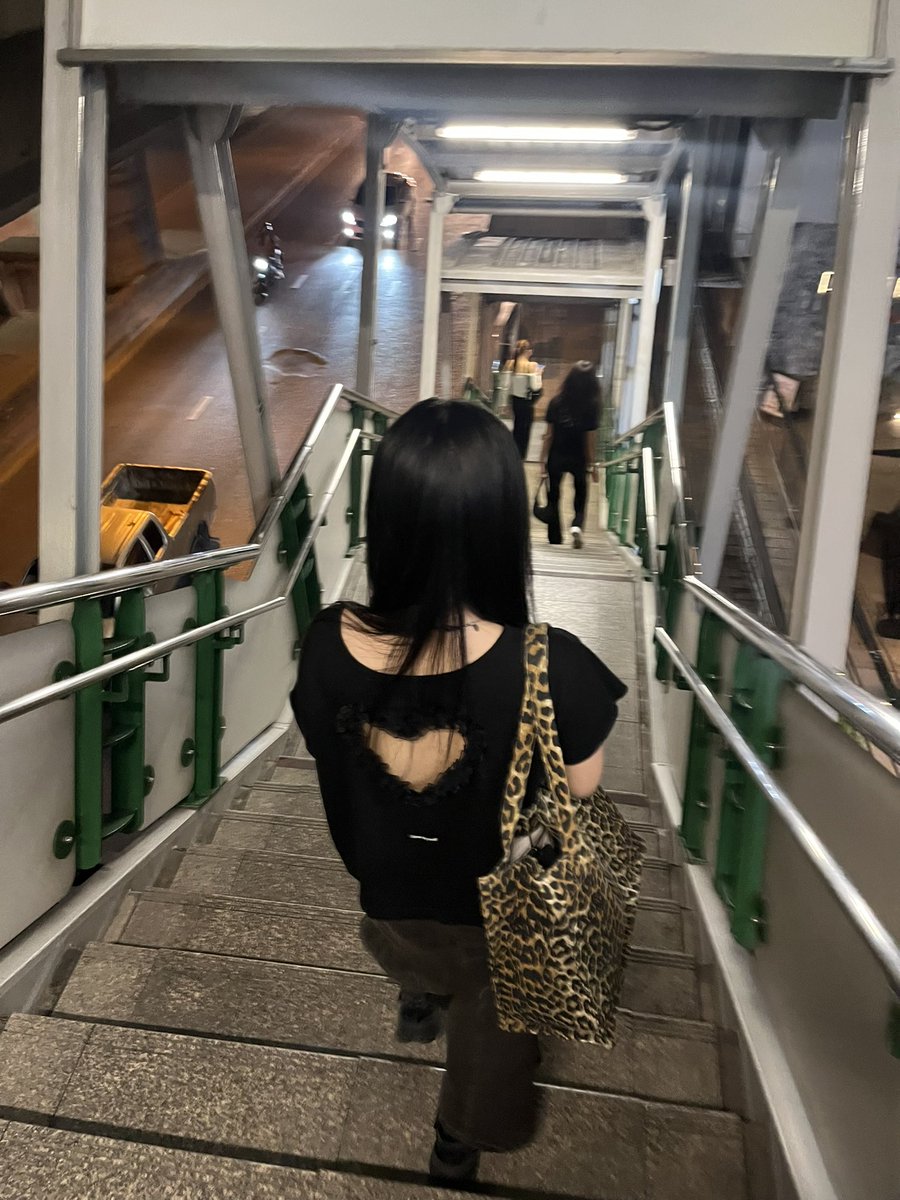 whoisthemimi's tweet image. 미미의 느좋 방콕 타래 🇹🇭🤍
쇼핑(편집샵&amp;amp;빈티지), 술집, 가볼만한 곳, 맛집 !

태국회사 인턴 중 3주간의 방콕 출장 + 여행으로 재방문한 느좋무새 여자의 추천입니다.....👯‍♀️🫰
나: everythingshouldbeaestheticaholic