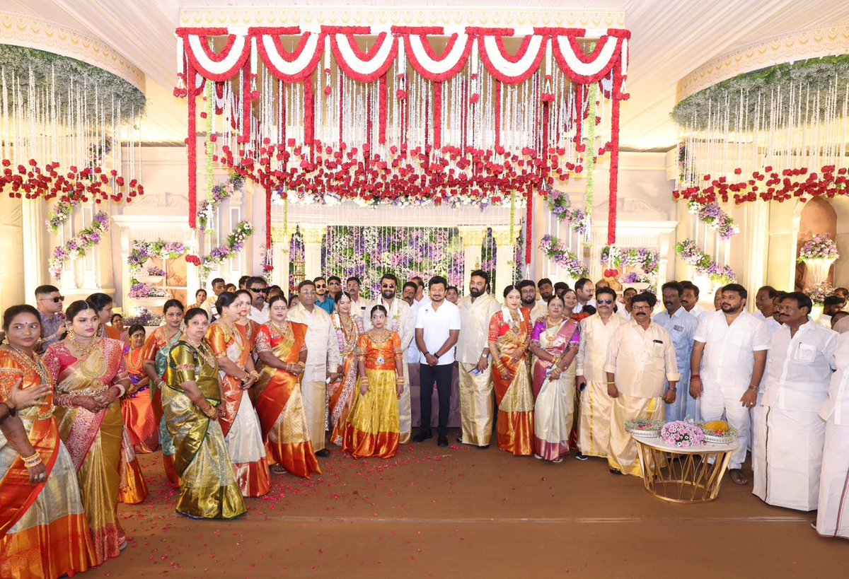 Udhaystalin's tweet photo. திருவள்ளூர் மத்திய மாவட்ட துணைச் செயலாளர் அக்கா காயத்ரி ஸ்ரீதர் - பூந்தமல்லி நகர்மன்ற துணை தலைவர் ஸ்ரீதர் இணையரின் அன்பு மகள் தங்கை ஸ்ரீசாத்விகா - வி.சாகித்யன் இணையரின் திருமணத்தை திருவான்மியூரில் இன்றைய தினம் நடத்தி வைத்தோம்.

இல்வாழ்வில் இணைகின்ற மணமக்கள், ஸ்ரீ சாத்விகாவும் -  சாகித்யனும், கழகமும் - கலைஞரும் போல, தலைவர் அவர்களும் - திராவிட மாடலும் போல பல்லாண்டு வாழ்க என வாழ்த்தி மகிழ்ந்தோம்! @Avadi_Nasar