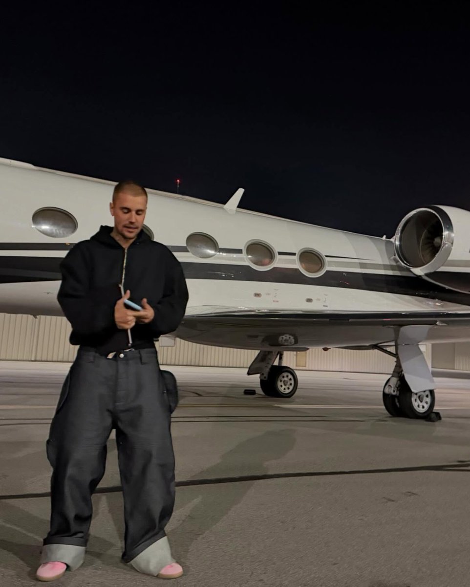 PopCrave's tweet image. Justin Bieber stuns in new photos in front of private jet.