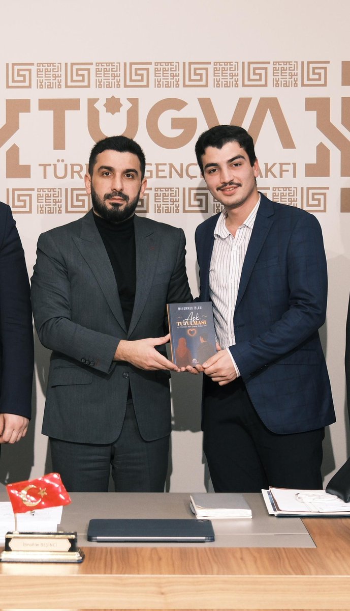 Mefkuregenclik's tweet photo. Türkiye Gençlik Vakfı Genel Başkanı Sayın İbrahim Beşinci beyefendiyi ziyaret ettik.
Gençliğe yönelik yürütülmesi planlanan proje ve çalışmalar üzerine istişarelerde bulunduk.
Ziyaret vesilesiyle imzalı kitabımızı takdim ettik.
Rabbim hayırda yarışan kullarından bizleri eylesin. https://t.co/QrCcvti9PK