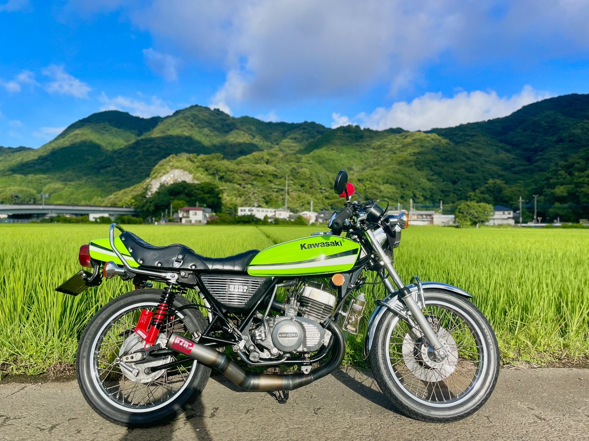 FunkyChaly's tweet photo. 最近のAIってやつはすげーな
自分のバイクとGTOの鬼塚を組み合わせてっていうだけでこんな絵つくっちゃうんだから🏍️ https://t.co/smU1O5ZT1e