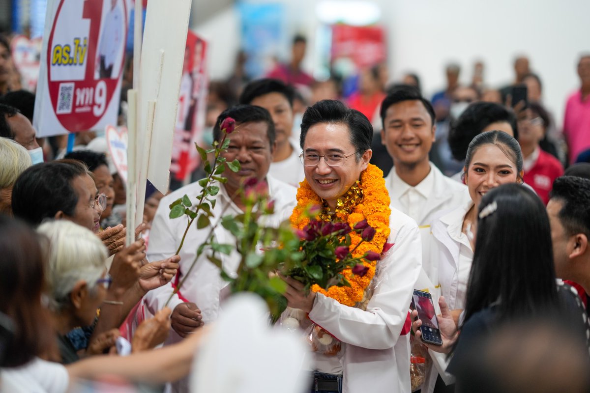 บรรยากาศ วันนี้ (28 มกราคม 2569) ที่สนามบินนครศรีธรรมราช พี่น้องประชาชนชาวนครศรีธรรมราชมารอต้อนรับ อาจารย์เชน 'ยศชนัน วงศ์สวัสดิ์' แคนดิเดตนายกฯพรรคเพื่อไทย อย่างอบอุ่น โดยชาวนครศรีธรรมราชได้มอบพวงมาลัยมังคุดคัด ดอกกุหลาบ รวมถึง ส้มโอ และชูป้ายข้อความว่า 'ชาวนคร รัก ดร.เชน เบอร์