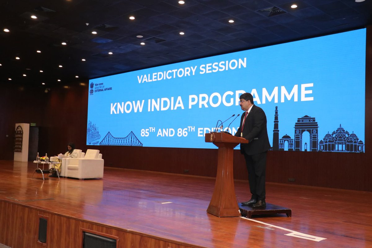 diaspora_india's tweet photo. The Valedictory Session of the 85th and 86th #KnowIndiaProgram, chaired by @SecretaryCPVOIA, MEA, Ms. Sripriya Ranganathan, marked the culmination of an enriching journey. 78 youth Indian diaspora from 20 countries participated & shared their experiences.
#85thKIP #86thKIP https://t.co/olF3cGPco4