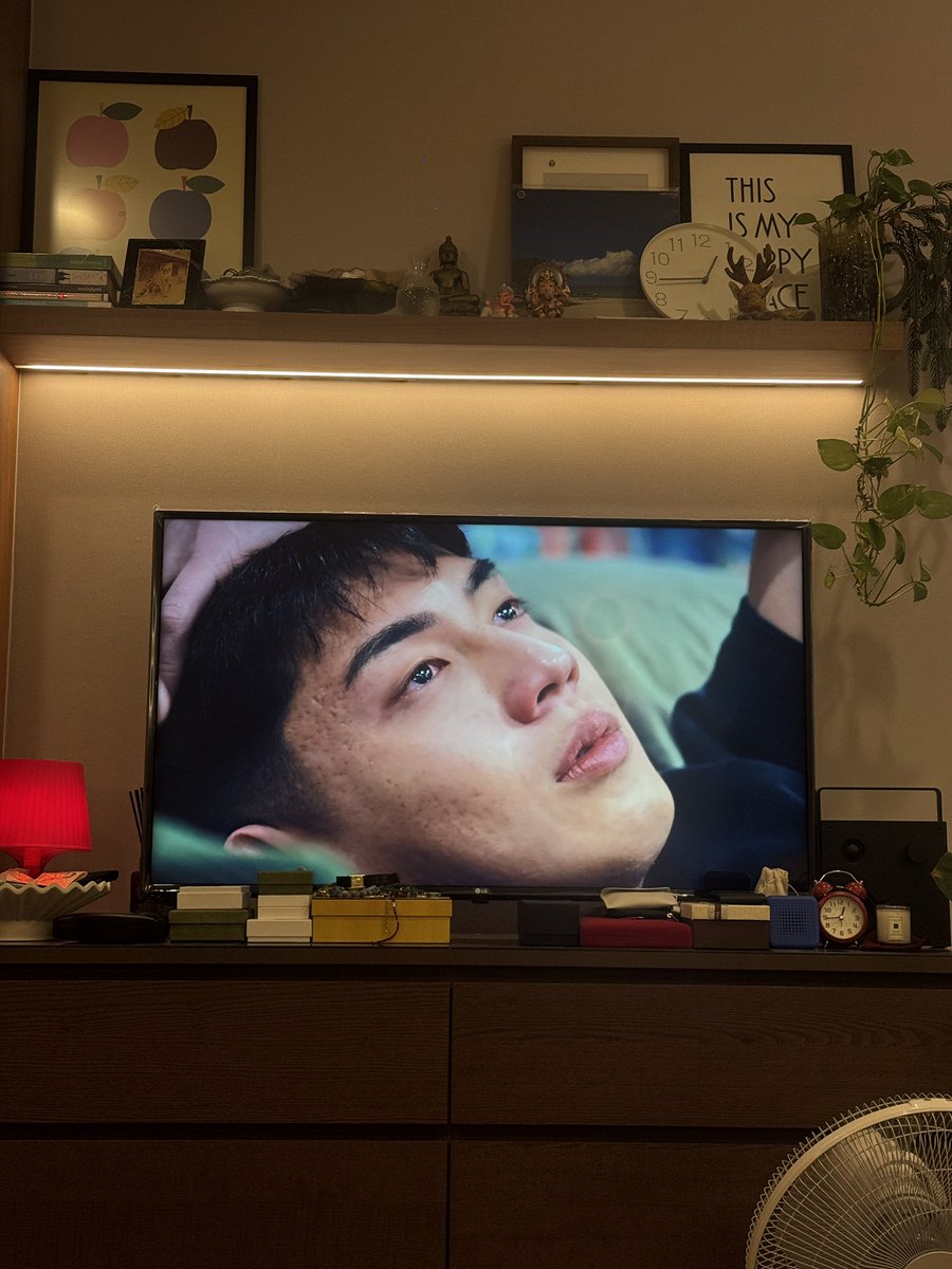 Bell_Nice's tweet image. “แล้วแก้ไขได้มั้ย ” สิ่งที่แม่ถามกลับมา….
หูเว่ยกลับบ้านไปบอกแม่เรื่องที่ตัวเองชอบผู้ชาย
 รีแอคแม่คือไม่ได้รับได้ซะทีเดียว หูเว่ยรู้สึกเหมือนไปทำให้แม่ต้องแบกรับสิ่งที่หูเว่ยเอง ก็ไม่สามารถเปลี่ยนแปลงได้…. อยากบอกว่า การ Come out มันไม่ได้ราบรื่นกันทุกครอบครัว…