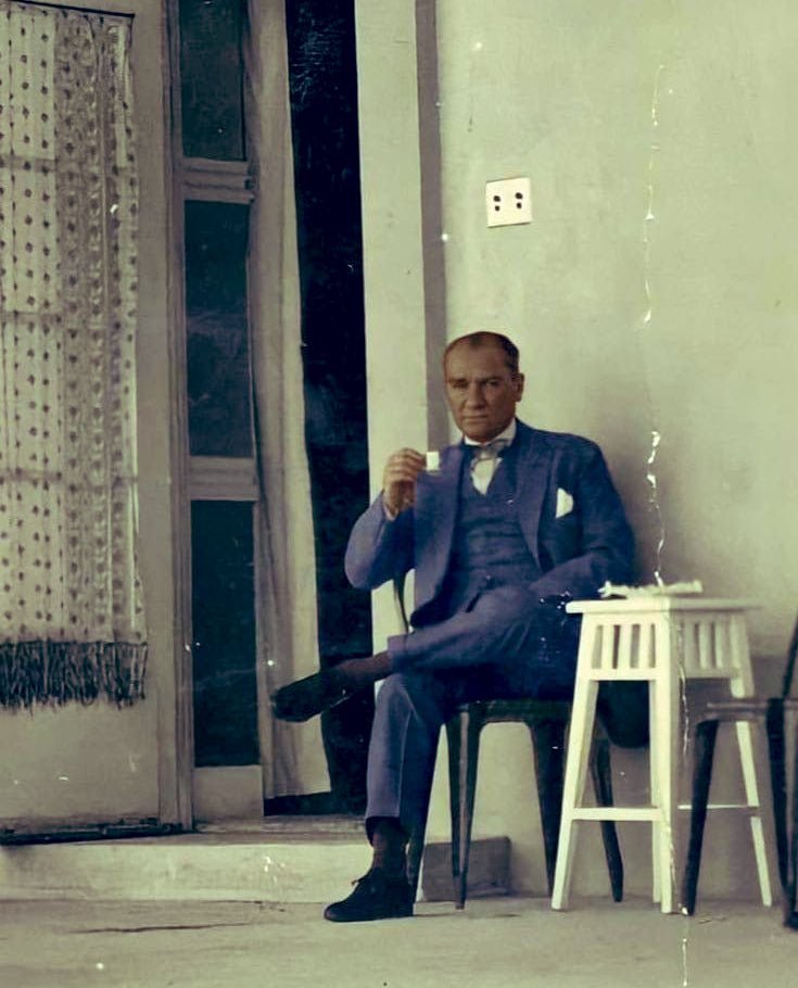 O Türk'ü severdi, Türk de onu sever.