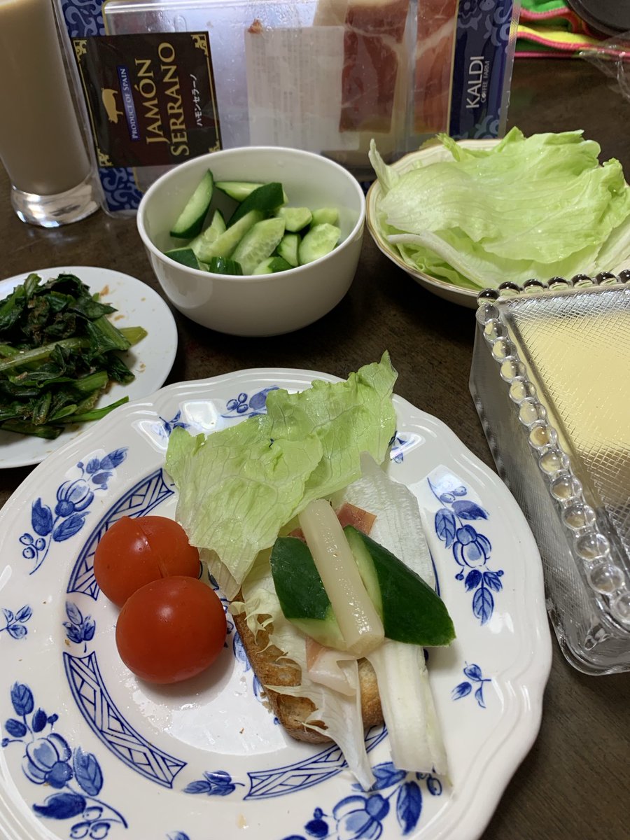 At3hrU's tweet photo. #lunch ,#Bâtard #Pompadour #JamonSerrano #OpenSandwichイベリコ豚の生ハム,胡瓜,lettuce,オープンサンドイッチ, https://t.co/3Q86UuMazK