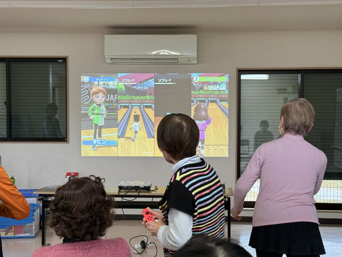 【ゲーム体験講座🎮】

大阪市内の高齢者の集いの場にて
ゲーム体験講座を実施いたしました！

今回はSwitchスポーツのボウリング🎳などを
体を動かしながらの体験となりました！

#高齢者eスポーツ #eスポーツ体験 #PACkage実績