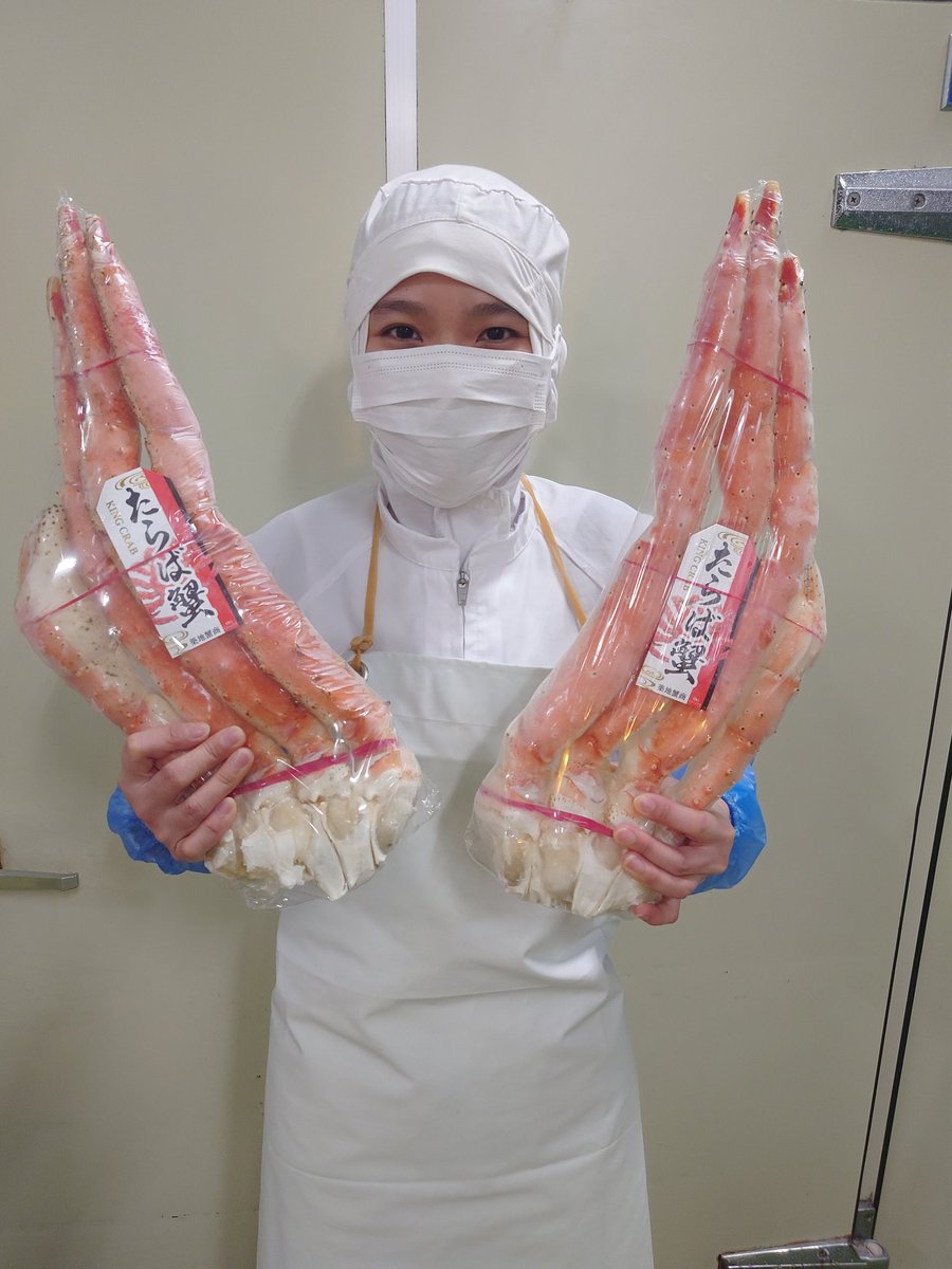 kanetakasuisan's tweet photo. 鴨川市には巨大なタラバガニ製品が作られている🦀

タラバガニの定番である殻付き脚。
サイズも色々ですが、今回は約1.5kg‼️コレ持って歩いたらバエルと思うんだけど…
(中の人は高齢なので古くても勘弁です🙏)

しかも実はコレよりデカいのもあるので改めて報告します🙆 https://t.co/BYSDozzkYX
