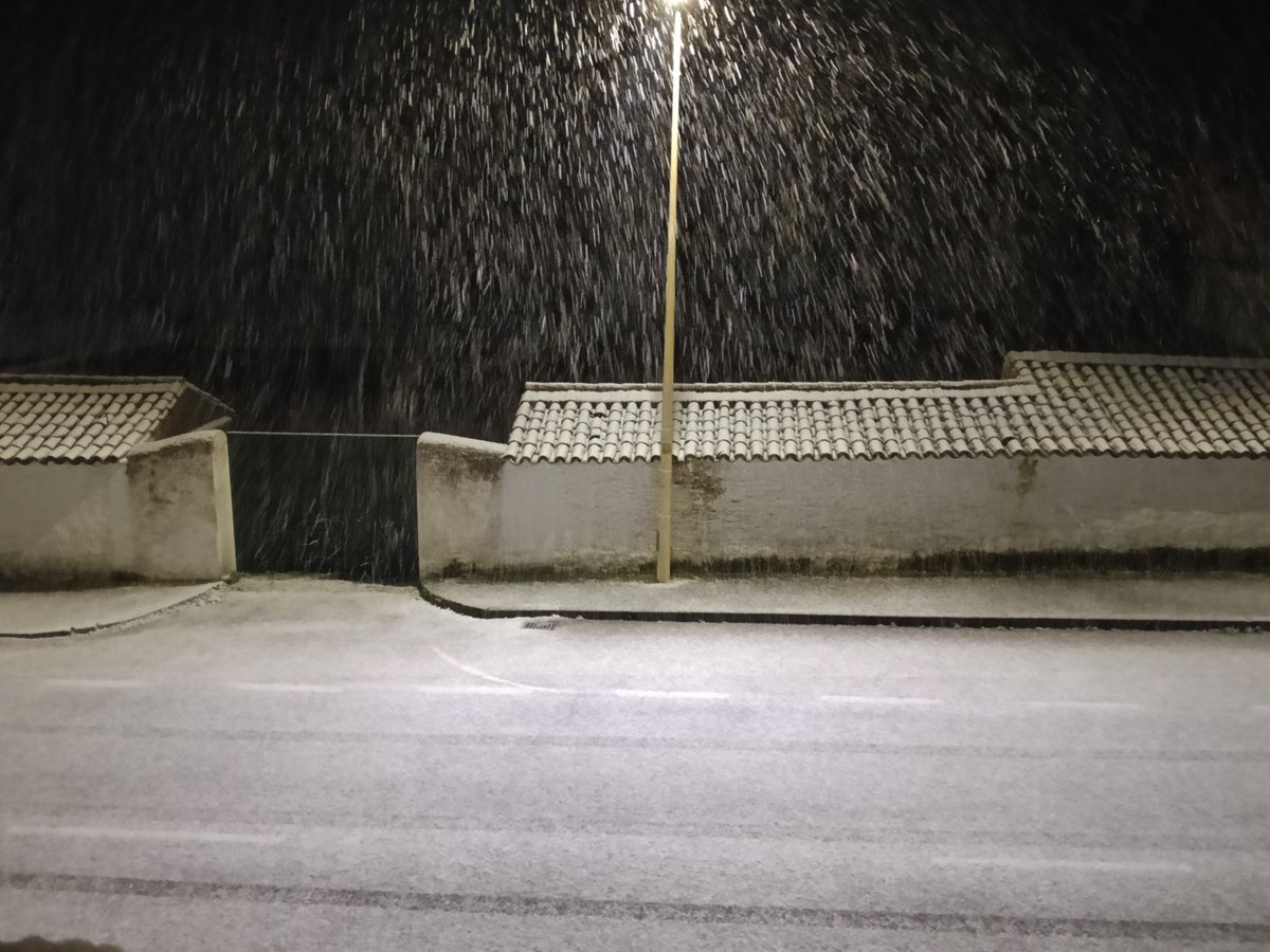 RoderoAlba's tweet image. Así amanecemos en Vecinos #Salamanca
Ni #DGT ni #AEMET han dado aviso. Y va a peor la cosa.... Mis hijas dependen de transporte escolar,nadie avisa y, se ve q debo tener telepatía o algo así... de momento,hoy en casa,veremos cómo evoluciona el día.
@METEOYAYI @tiempobrasero