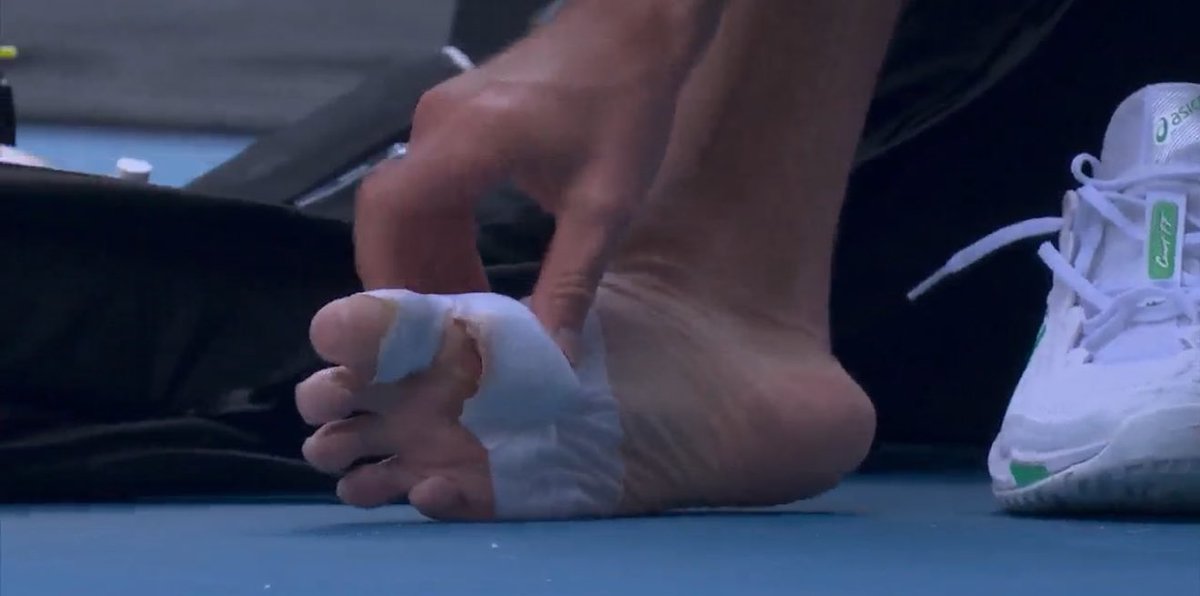 edgeAIapp's tweet photo. Medical time out for Novak Djokovic 

Treatment on right foot,  blister on the toe

Lorenzo Musetti just won second set 6-3 https://t.co/l6VEWPbG3l