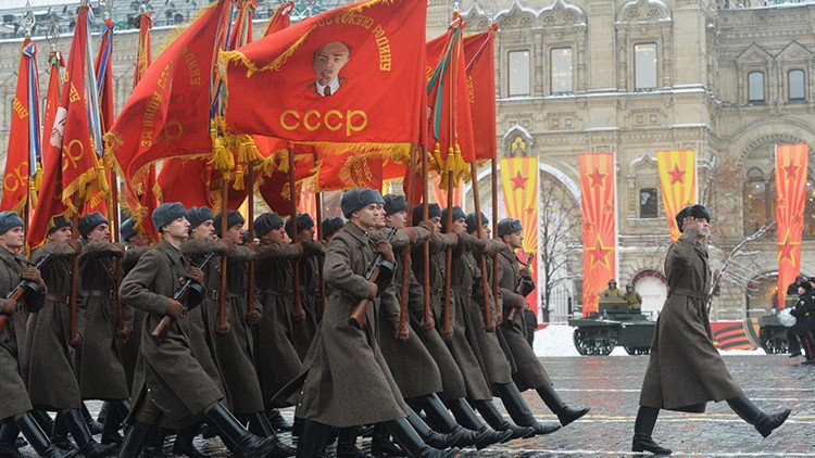 El 28 de enero de 1.918, se crea el Ejército Rojo de obreros y campesinos.