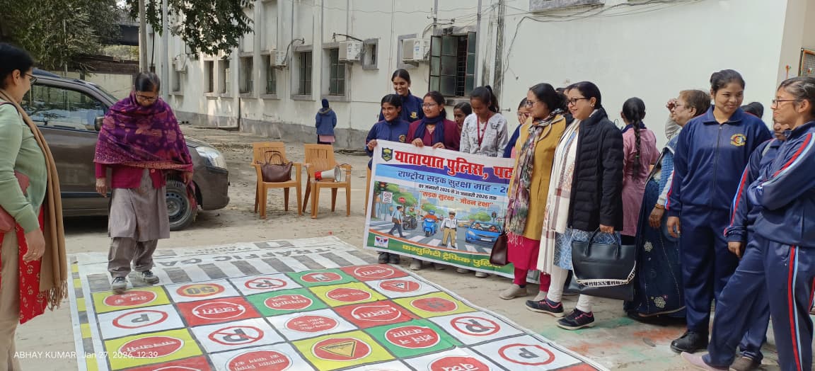 *🚦 सड़क सुरक्षा जागरूकता कार्यक्रम 🚦*

पुलिस अधीक्षक, यातायात पटना के मार्गदर्शन में आज राजकीय महिला महाविद्यालय में सड़क सुरक्षा को लेकर एक रोचक एवं शिक्षाप्रद ट्रैफिक गेम का आयोजन किया गया। इस कार्यक्रम का उद्देश्य छात्राओं को खेल-खेल के माध्यम से यातायात नियमों की जानकारी