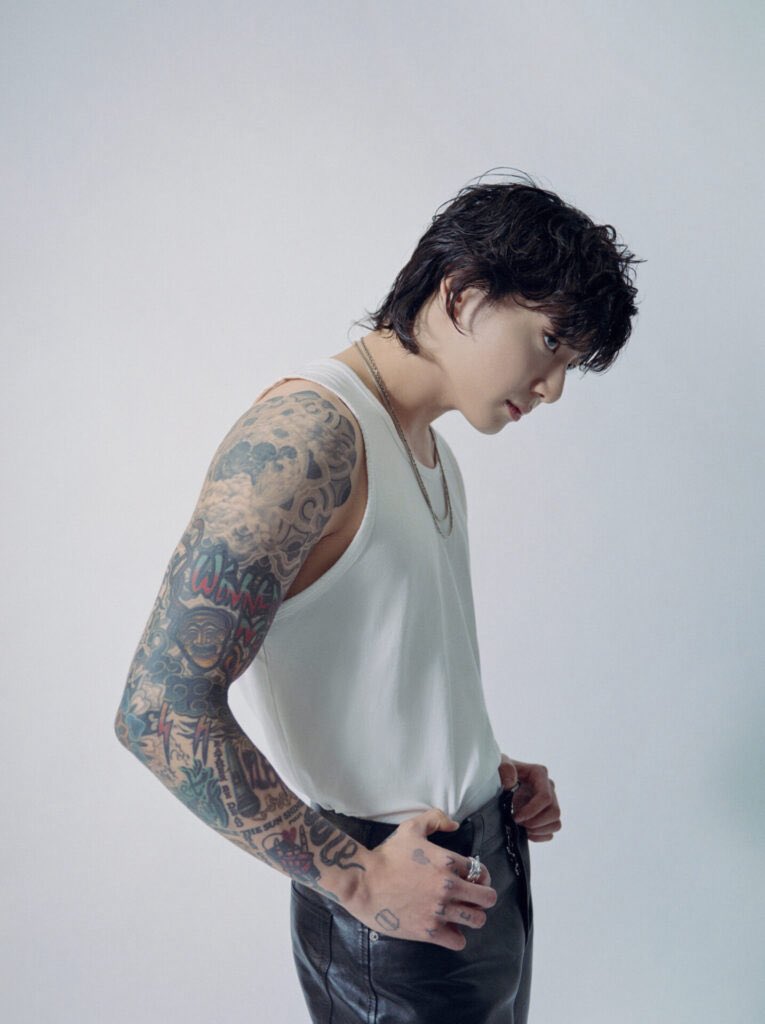 r_toa's tweet photo. 最近よく見るこれって公式じゃないよね？
公式から通知も来てないから知らなくて､よく見たらグクのタトゥーが変だなと。
カバーアップ前も後も､除隊後の最新でもこんな肘のあいたデザインも腕のレタリング近くのデザインも見たことないんだよな。
わたしの情報不足…？

#BTS_ARIRANG #방탄소년단 https://t.co/RVxwKxBtSB