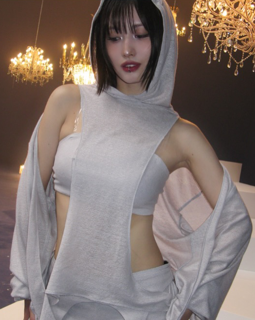 godmitzu's tweet photo. MOMO IN THIS LOOK https://t.co/aGbHWaVW6U