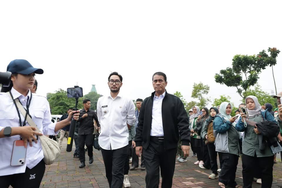 ditjen_pkh's tweet photo. #SobatTernak, Mentan Amran Gerak Cepat Salurkan 24 Truk Bantuan Untuk Korban Longsor Cisarua, Siapkan Solusi Permanen Cegah Bencana

Baca selengkapnya melalui tautan dibawah ini: 

https://t.co/r7XP9gB6PT

#ditjenpkh https://t.co/klTXetfwfZ