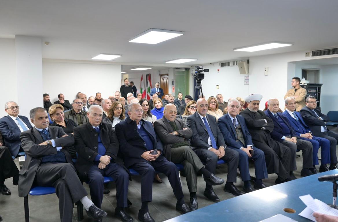multakabeirut's tweet photo. عقد "ملتقى بيروت" ندوة بعنوان: متغيُرات إقليمية ودولية متسارعة .. أين منها لبنان؟ تحدّث فيها وزير الخارجية والمغتربين يوسف رجّي، وحضرها نواب حاليون وسابقون، ووزراء وسفراء سابقون،  وشخصيات سياسية وفعاليات. ابتدأت الندوة بترحيب نائب رئيس الملتقى السفير الدكتور بسام النعماني بالحضور، ثمّ ألقى رئيس الملتقى الدكتور فوزي زيدان كلمة جاء فيها:" إنّ دعم الوزير رجّي ومواقفه ل��س دعماً لشخص، بل هو انحياز لمشروع الدولة، ولمنطق القانون، وللبنان السيد الحر المستقل". واستعرض رجّي في كلمته المتغيّرات الجارية في الإقليم وما قد ينتج عنها من تحوّلات جذرية في مسيرة معظم دوله. وشدّد في كلمته على "أنّ السيادة لا تتجزأ، والقرار الوطني يجب أن يكون حصراً بيد الدولة ومؤسّساتها الشرعية".