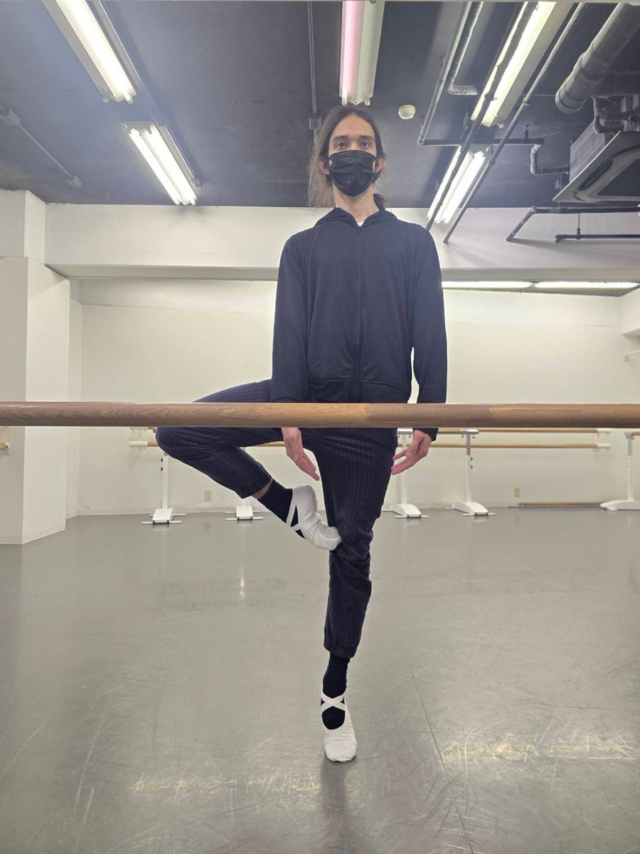 私の脚です。
最近ご縁あってバレエを習っています。
健康と気分にもいいので頑張ります。