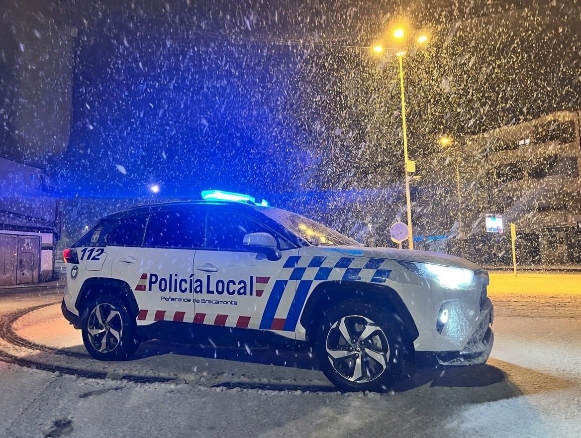 ⚠️ Atención‼️ Nieve ❄️ intensa, condiciones climatológicas adversas. Utiliza tu vehículo 🚗 solo si es estrictamente necesario. Extrema las precauciones. #nieve #temporal #PoliciaLocal