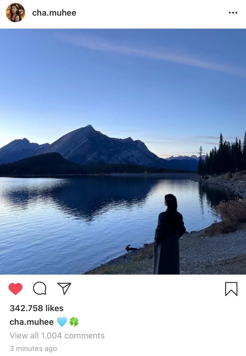 midseonnmar's tweet image. [HOT TOPIC] Cha Muhee posted photos from her romantic trip in Canada!❄️🇨🇦 

Shortly after, her interpreter, JHJ, shared a story from the same angle and same view, sparking debate among fans. Neither has addressed the speculation yet.