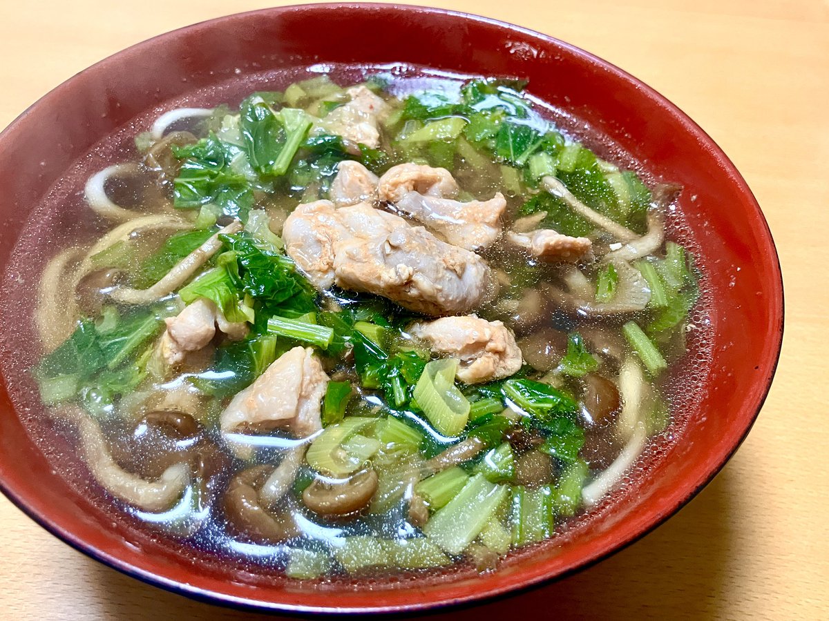 お昼ごはん、カブの葉っぱたくさんの鶏うどんにした！アツアツ〜♨️