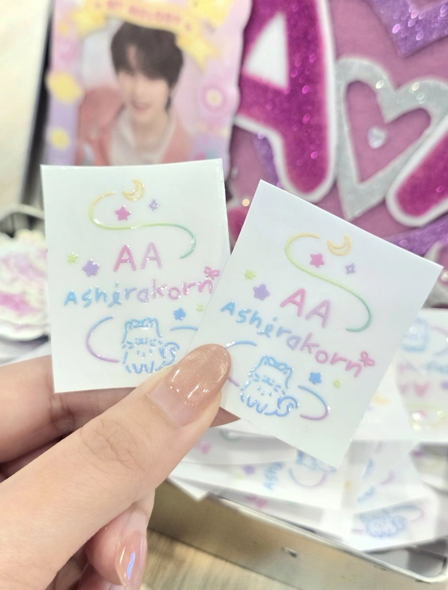 mommypashi_'s tweet photo. พนเค้าเอาอันนิไปแจกน้าๆๆ มีประมาณ 100 กว่าๆๆชิ้น เอาไปติดโทรศัพท์ ไอแพด พาวเวอร์แบงค์ด้ายยยยย! 😺💘✨️

#AA20thStreetRockArea
https://t.co/87d6HvZZRH
