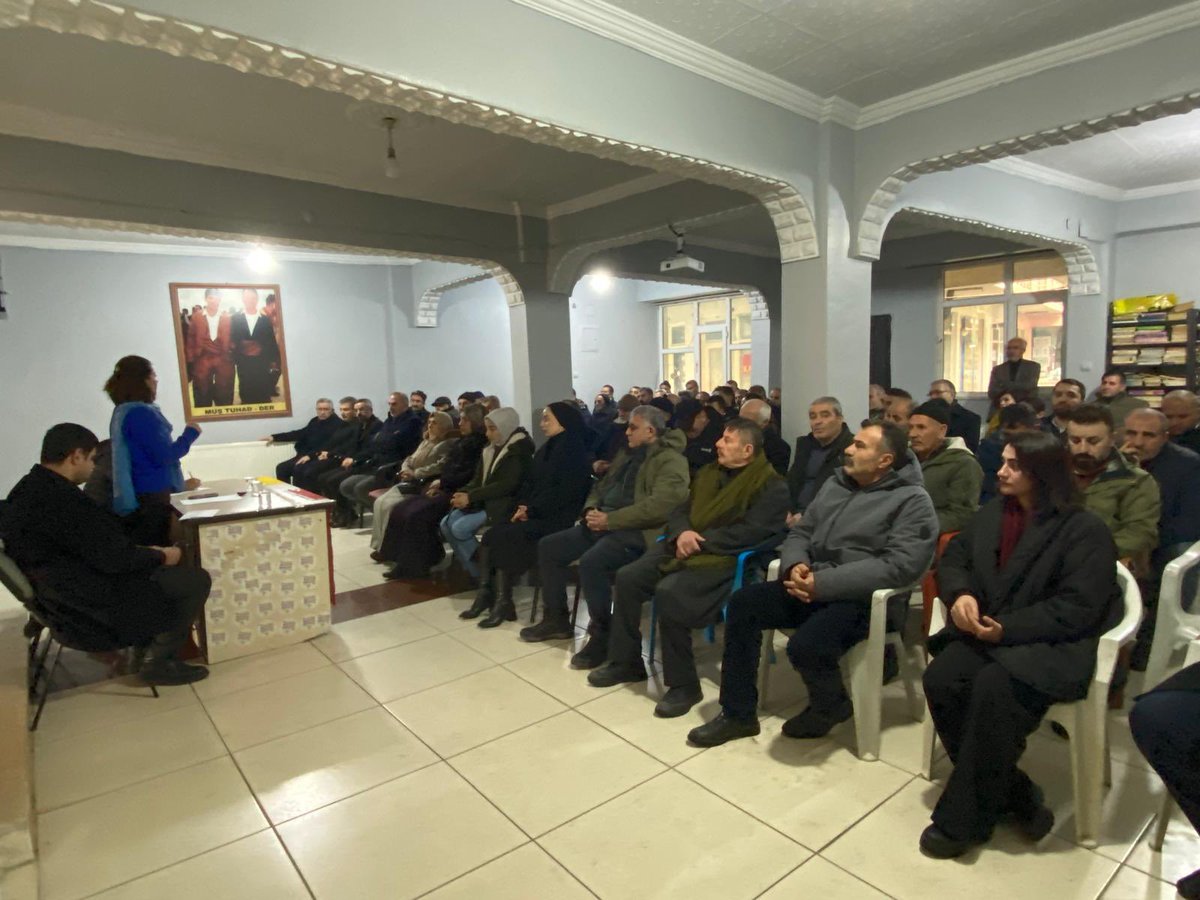 SumeyyeBoz_'s tweet photo. DBP il örgütümüzde halkımızla birlikte Rojava gündemli toplandık. Çünkü biliyoruz ki Rojava’da olanlar bir savaş değil Kürt katliamıdır. Bu yüzden direnişi bulunduğumuz her yere taşımaya devam edeceğiz.
#StarlinkForRojava #DefendRojava #Rojava https://t.co/zCVOsKY62q