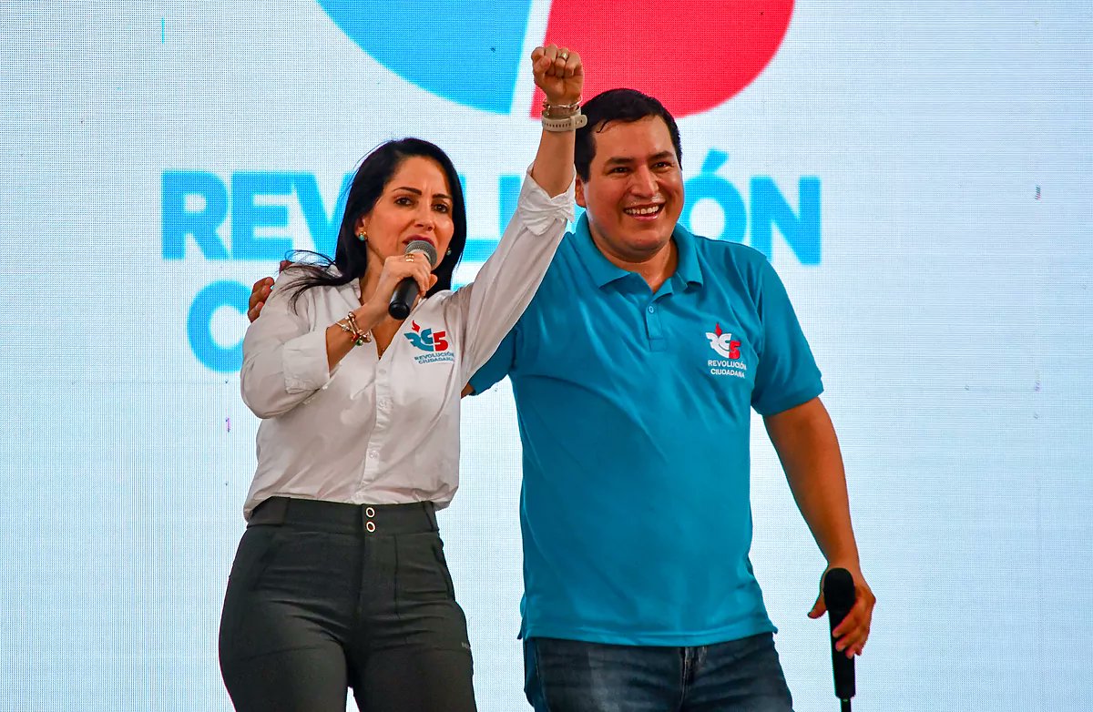 ElDatoEcua's tweet photo. #Urgente SEGÚN INFORMACIÓN LUISA GONZÁLEZ ESTARÍA FUERTEMENTE INVOLUCRADA EN UN CASO DE -DELINCUENCIA CON FINES DE LAVADO DE ACTIVOS - POR FINANCIAMIENTO POLÍTICO ILEGAL, RECIBIDO DE NICOLÁS MADURO.

Fiscalía investiga a Luisa González  por presunto lavado de activos para financiar campaña presidencial 2023. González habría  recibido dinero de Venezuela (Nicolás Maduro) con fines de lavado de activos.

También allanaron la casa de Andrés Arauz y Suad Manzur.