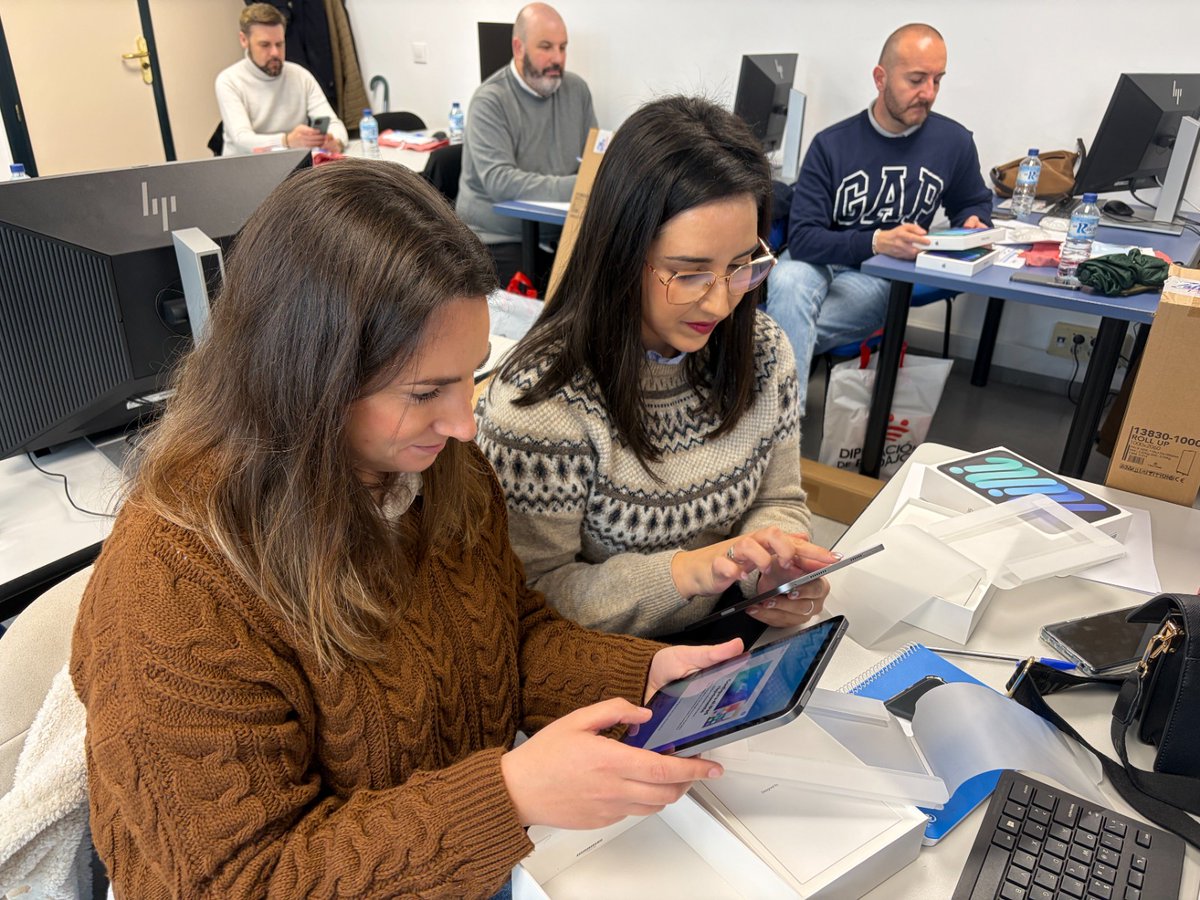 masmagin's tweet photo. Ayer, en Badajoz, dimos el pistoletazo de salida a cinco nuevos proyectos de espacios Nubeteca. Un proyecto innovador que acerca la lectura digital a más de 500.000 personas en 62 localidades rurales, democratizando el acceso a miles de libros desde las bibliotecas públicas. https://t.co/CsCy94rOPn